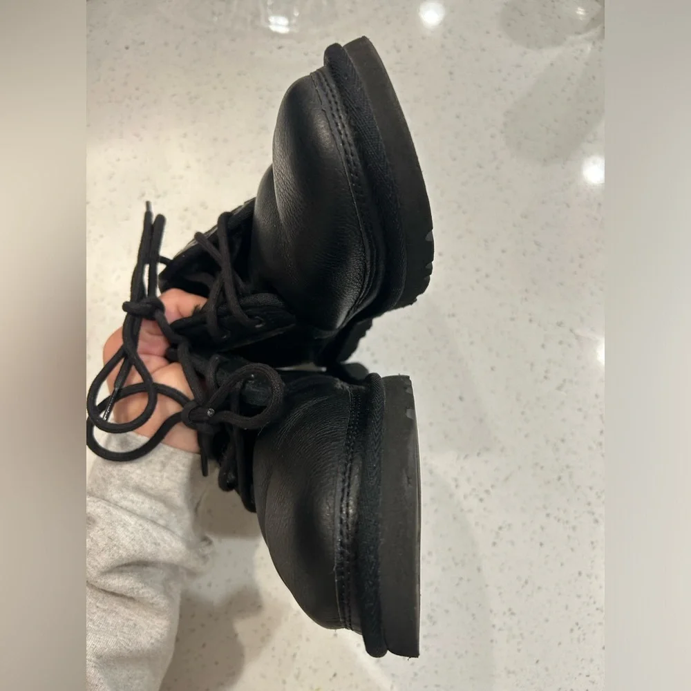 Men’s UGG Neumel Mini Boots – Size 6 (fits Women’s 7)